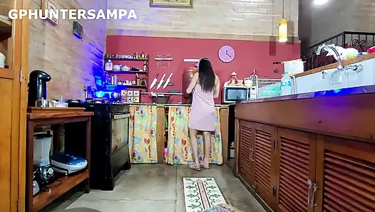 Ateşli baldızımı mutfakta şaşırttım ve üvey erkek kardeşim gelmeden önce onu orada siktim