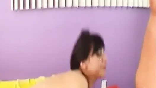 Esmer hatun zonklayan yarağı gırtlağına kadar alıyor ve damlayan döl yutuyor