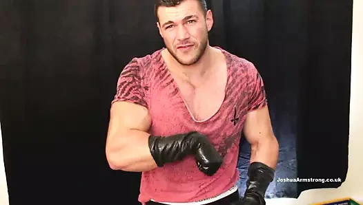 Baba lateks eldivenleri seviyor