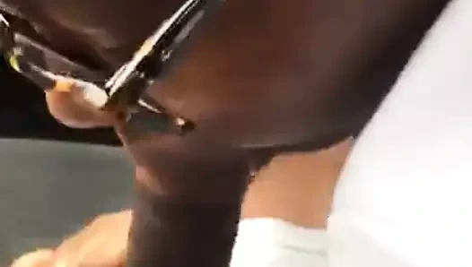 Dostum, tuzlu yarrakını üvey annesinin arabasında emdi - 2 dolarlık çapa