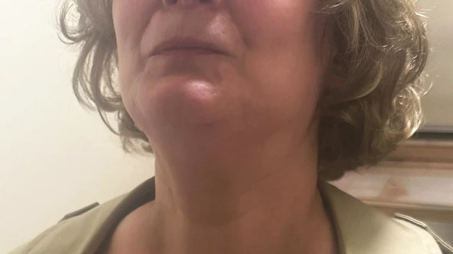 Büyükanneyi sert ve derin domaltarak sikiyor, döl damlatıyor.