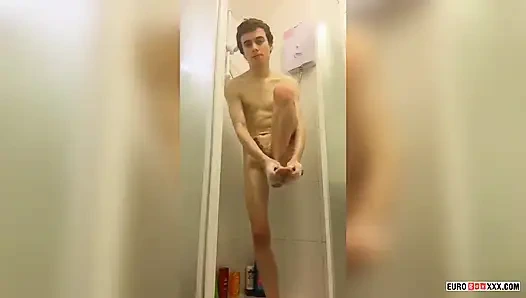 Büyük ıslak sünnetsiz twink yarak!