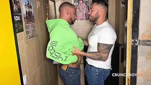 Genç kız viktor rom tarafından tuvalette çiğ kullanılıyor