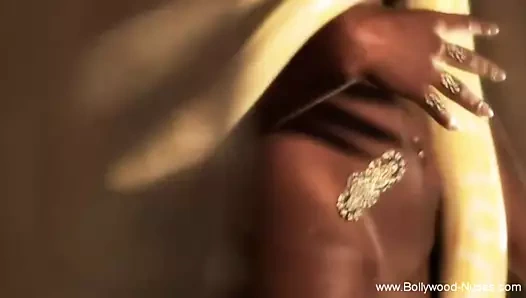 Bir erkeği baştan çıkarmak ve seksi vücudunu göstermek için bir an