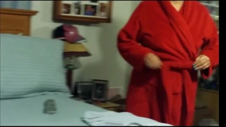 Yatak odamda giyinirken beni izle