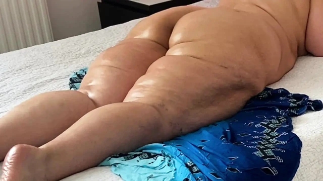 Ateşli orta yaşlı seksi kadın siyah yarak taşakları için aç. Sapık fetiş fantezisi genç erkek avcısı orta yaşlı seksi kadın