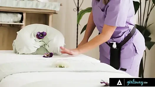 Girlsway - yaramaz Summer Col iş arkadaşı Nicole Aria'ya amına masaj yapıyor ve karşılığında yumrukla sikiliyor