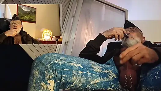 Baba Purosunu ve Piposunu Çekerken Mastürbasyon Yapıyor