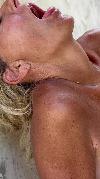 Обязательный для просмотра момент из "Моя жена обожает играть с писсингом, спермой и оргазмы".