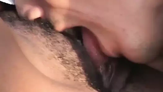 Siyah amigo becerdin dışında üzerinde the kanepe