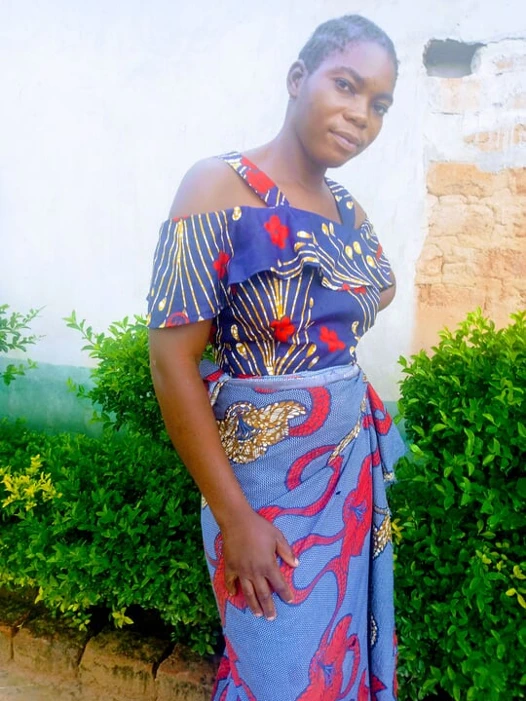 Güzel çiçeklerimi kontrol ediyorum