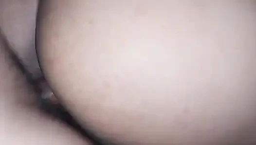 Karım amcık tarafından çok sert domaltılarak sikiliyor! Onu paylaştım ve kendisi arkadaşımın yarağını sokmayı seviyor