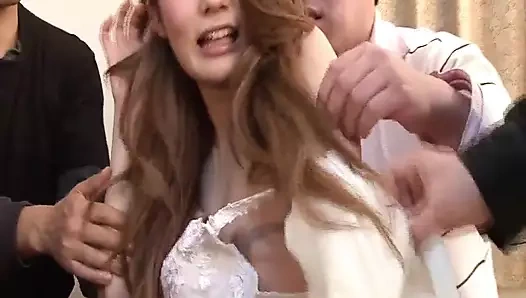 Bir grup adam Bir Japon bebeği oyuncaklarla tatmin ediyor ve fışkırtıyor