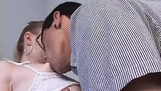 Azgın sarışın ıslak amını siktiriyor