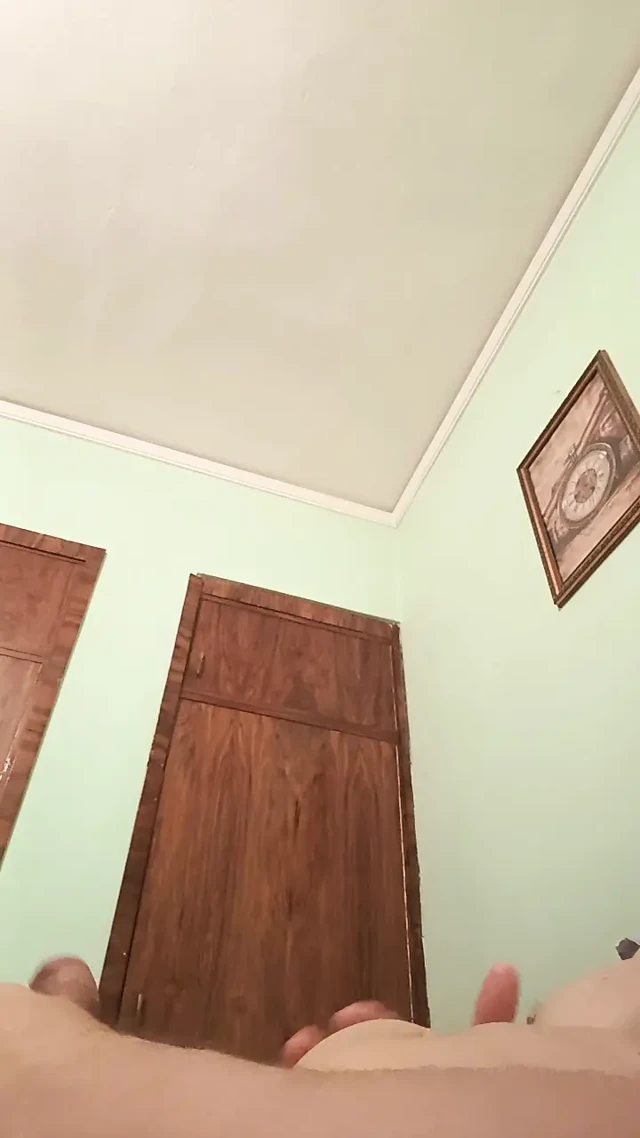 Okşuyorum ve meme uçlarıma dokunuyorum.