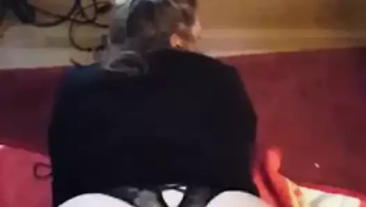 Büyük götlü tangayla twerk yapıyor