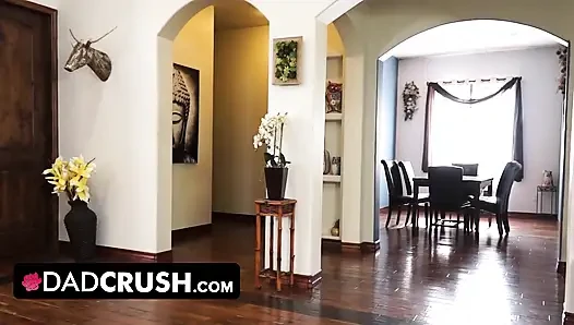 Dadcrush - cömert üvey baba gergin üvey kızının iş görüşmeden önce gerginliği bırakması için yardım ediyor