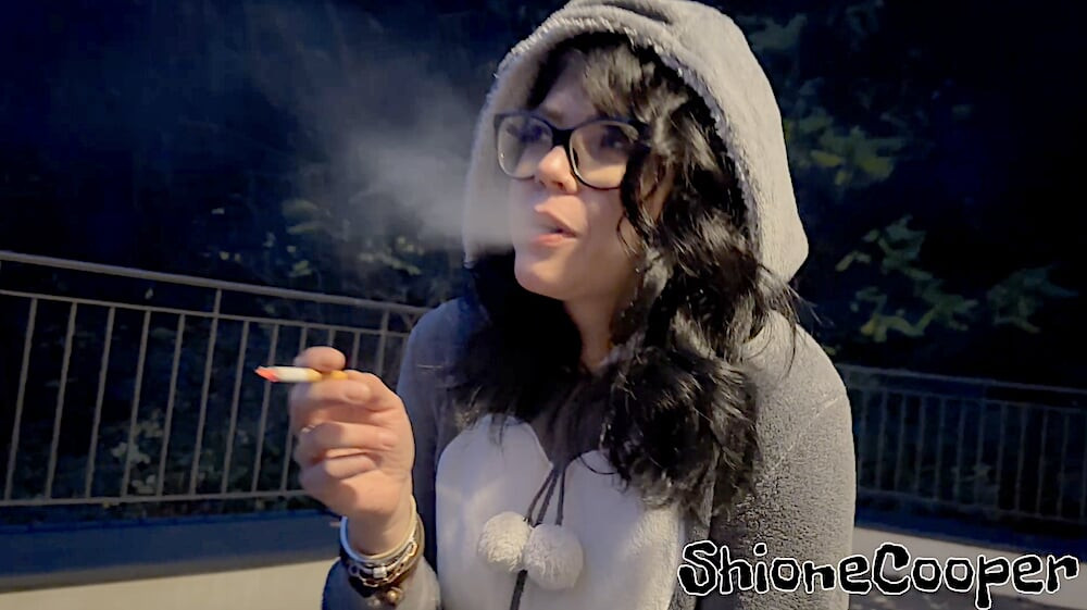 :) dışında eksi sıcaklık olduğunda gece sigara içiyor şu anda benimle ol