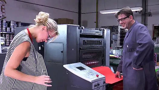 File çoraplı ve topuklu büyük memeli sarışın orta yaşlı seksi kadın için işte yüze boşalma