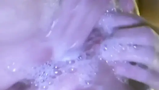 Sabunlu amcık ve göt oyunu ve orgazm!