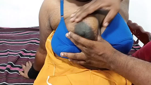 Büyük memeli Tamil evli kadın kocası Tamil'i edepsizce emiyor ve sikiyor