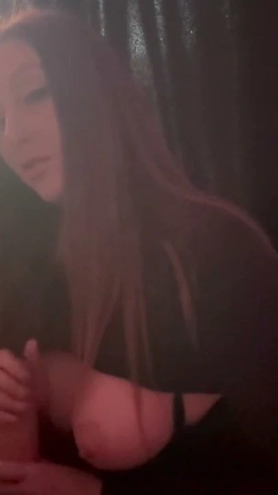 İtalyan uzun saçlı büyük memeli orta yaşlı seksi kadın ateşli büyük göğüsler sigara içerken yapay penisle mastürbasyon yapıyor | Klip 2
