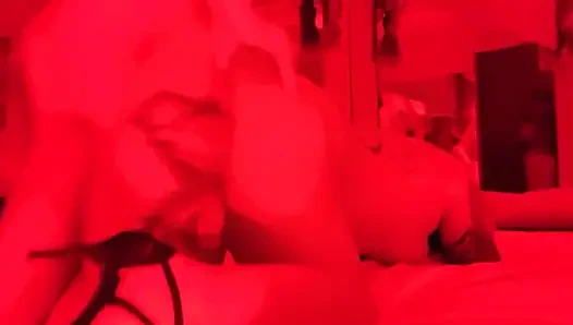 Sürtük karımı kırmızı odada sikiyorum