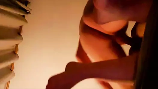 Hile İngiliz esmer milf inliyor üzerinde bir horoz