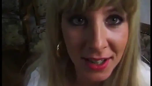 Sarışın sürtük bakış açısı videosunda yarak emiyor