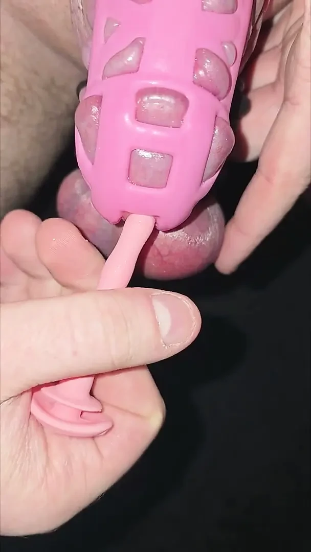 Pembe yarak kafesi ve taşaklarım etrafında birçok yarak halkası giyerken yanlışlıkla penis tıkacımı yarağıma sokuyorum.