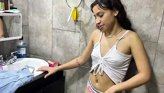 Üvey kız kardeşim benden birlikte banyo yapmamı istiyor ve sonunda birbirimizin amlarını sikiyor ve emiyor