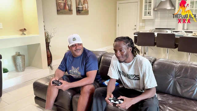 Вероника Круз, сквиртующая девушка-пирог получает тройничок с большим черным членом