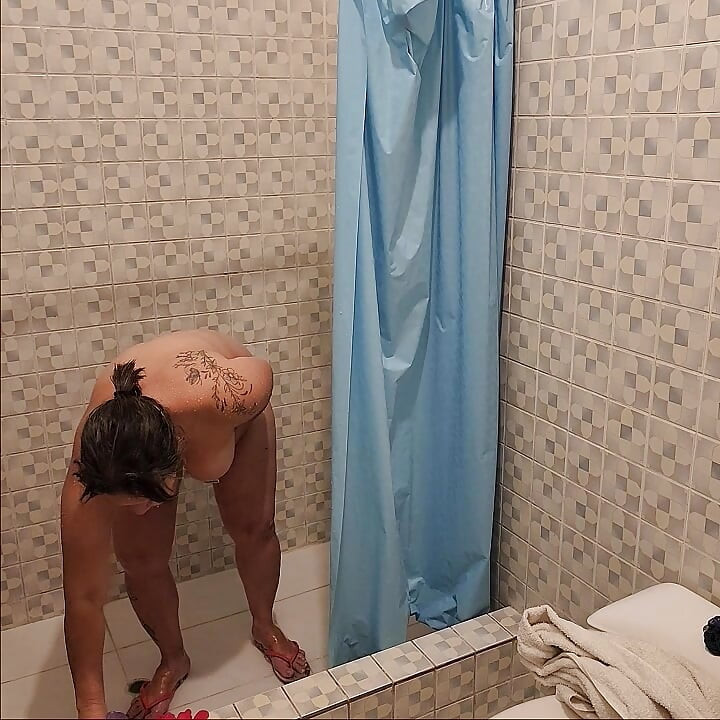 ARKADAŞıMı DUŞTA BULUYORUM