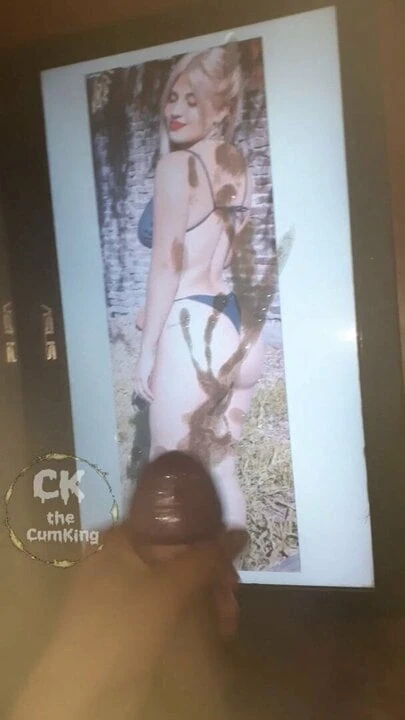 Hermosa rubia culona mojada de leche