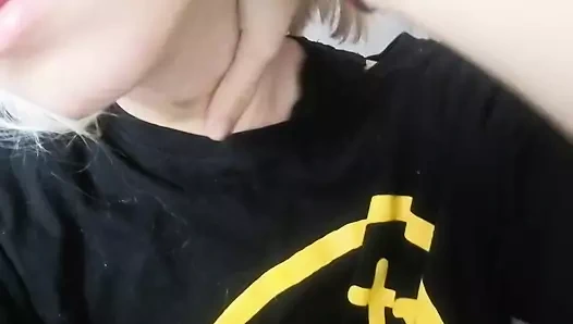 Güzel, büyüleyici boynumu gösteriyorum. yakın çekim