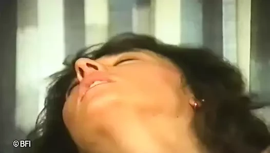 Edepsiz sürtükler sikiliyor ve yüzüne boşalma DVD