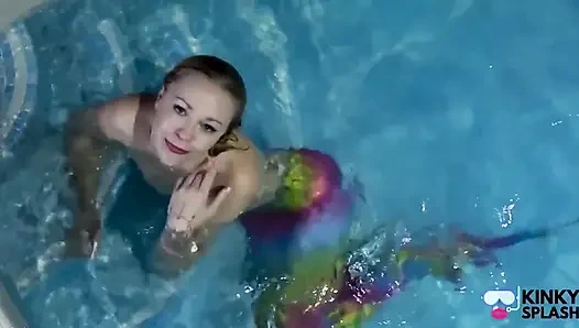 Tutsak deniz kızı havuzda seni azdırıyor