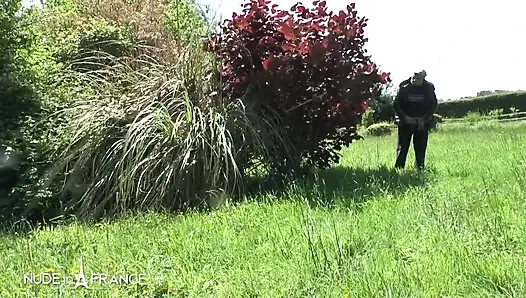 Güzel genç kızıl saçlı sürtük güneşleniyor papy pervers tarafından yalanıyor ve sikiliyor