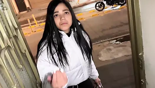 Küçük sürtük yeni tanıştığı bir hayranıyla ayrılıyor