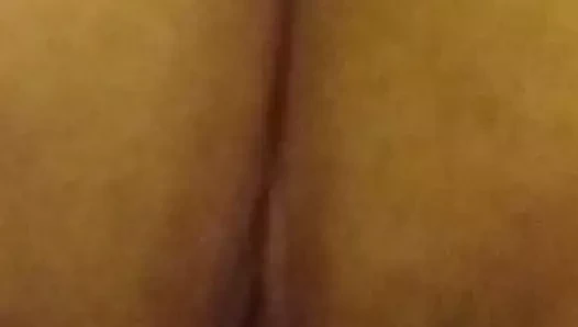 Güzel bir sıcak anal seviyor.