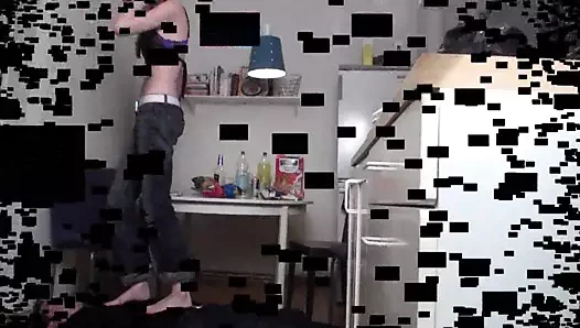 Uzun boylu kibirli genç prenses mutfakta bobby ezmek