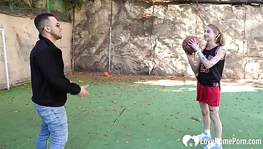 Basketbolcu kız büyük yarağıma salya akıtıyor