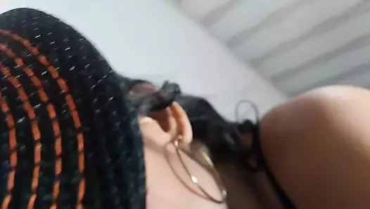 Üvey kız kardeşimi parkta buluyorum ve onu alıp sikiyorum