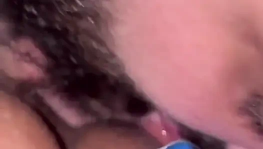 Üvey babam beni orgazm ediyor ve fışkırtıyor