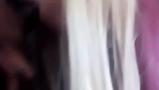 Seksi sarışın büyük zenci emiyor