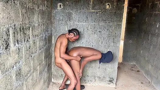 Güzel genç kız nijerya'da ilk kez açık havada sikiliyor