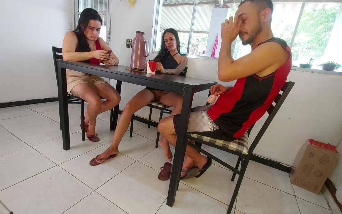 Eşim arkadaşının beni masanın altında kullandığını bile hayal etmez