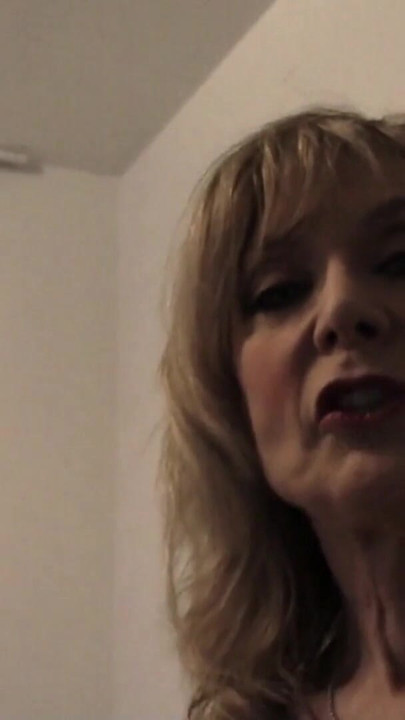 Olgun lezbiyen Nina Hartley - seksi arkadaşlarıyla kamera arkası turu | Klip 1