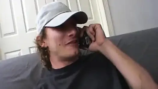 Azgın esmer hatun kanepede parmaklanıyor ve sert sikiliyor