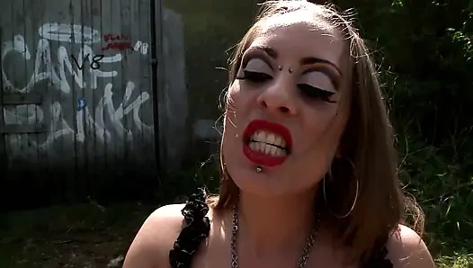 Pieprzona brunetka z dużym tyłkiem w lesie, aż bierze szkolenie BDSM